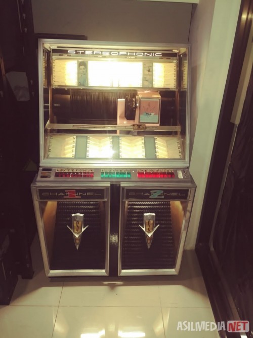 COSTA-RICAS-CALL-CENTER-has-a-1959-SEEBURG-222-JUKEBOX-.jpg