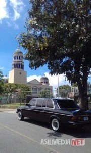 Parroquia-de-la-Santisima-Trinidad-en-Barrio-Mexico.-COSTA-RICA-MERCEDES-LIMOUSINE-SERVICE-FOR-WEDDINGS-1-300x180.jpg