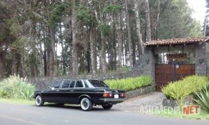 MOUNTAIN-MANSION-ENTRANCE.-COSTA-RICA-MERCEDES-300D-RIDES.jpg