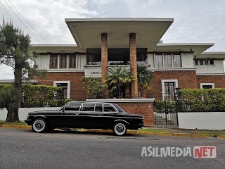 RETRO-MANSION.-COSTA-RICA-LIMOUSINE-TRANSPORTATION-MERCEDES-W123-300D.jpg