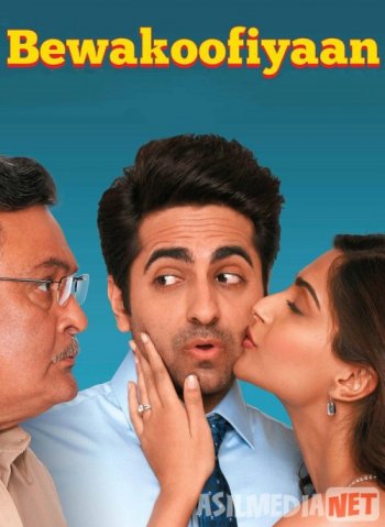 Kristi Mak tiz cho‘kib, erkakning qiyshiq jinsiy olatini jilolaydi.