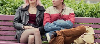 Yalangoch ayol tishlarini chotkalayotgan porno video