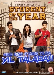 Tort oyoqqa tik turgan tanga kiygan ayolning yashirin kamera fotosurati.