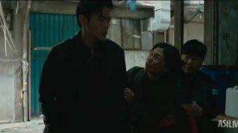 Qotil kampir / Pichoq tutgan kampir 2025 Uzbek tilida O'zbekcha tarjima kino Full HD tas-ix skachat skrinshot 2