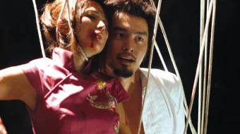 40 qotil qiz: Yalang'och qurol Jangari film Uzbek tilida 2002 O'zbekcha tarjima kino HD skrinshot 3