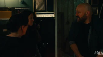 Qaltis xato / Qurollar yuqoriga Premyera 2025 Uzbek tilida O'zbekcha tarjima kino Full HD tas-ix skachat skrinshot 1