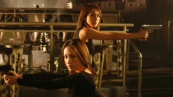 40 qotil qiz: Yalang'och qurol Jangari film Uzbek tilida 2002 O'zbekcha tarjima kino HD skrinshot 4