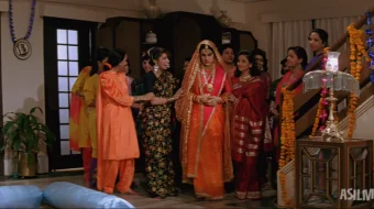 Sevgi uchburchagi / Kundosh Opa-Singillar / Aaina Hind kino 1993 Uzbek tilida O'zbekcha tarjima kino Full HD tas-ix skachat skrinshot 2