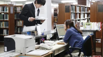 Sevishganlar kutubxonasi / Singan qalblar kutubxonasi 2008 Uzbek tilida O'zbekcha tarjima kino Full HD tas-ix skachat skrinshot 2