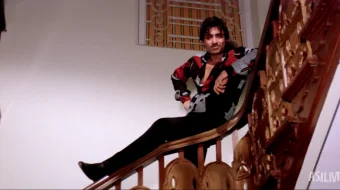 Aka-uka dushmanlar / Butun dunyo biz uchun Hind retro filmi 1983 Uzbek tilida O'zbekcha tarjima kino Full HD tas-ix skachat skrinshot 4