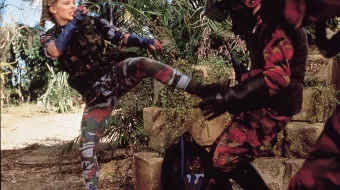 Ko'cha jangchisi Uzbek tilida 1994 O'zbekcha tarjima film Full HD skachat skrinshot 1