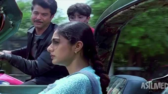 Birinchi raqamli rafiqa / 1-raqamli xotin / Biwi No. 1 Hind kino 1999 Uzbek tilida O'zbekcha tarjima kino Full HD tas-ix skachat skrinshot 2