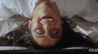 1920: Jodulangan xotin Hind kino 2008 Uzbek tilida Mulk 1 / Qo‘rg‘on 1 / Hovli-joy 1 / Saroy 1 O'zbekcha tarjima kino Full HD tas-ix skachat skrinshot 4