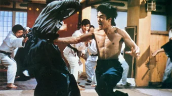 G'azablangan jangchi Bryus Li ishtirokida Uzbek tilida 1972 O'zbekcha tarjima film Full HD skachat skrinshot 4