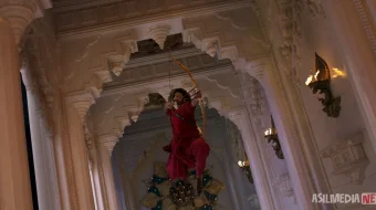 Bahubali: Qahramonlik dostoni Hind kino Premyera 2025 Uzbek tilida O'zbekcha tarjima kino Baxubali - Haqiqiy afsona Full HD tas-ix skachat skrinshot 1