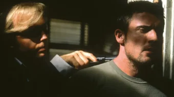 Uch tomonlama zarba / 3 tomonlama tahdid / 3 tomonlama podstava Uzbek tilida O'zbekcha 2004 tarjima kino Full HD tas-ix skachat skrinshot 1