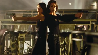 40 qotil qiz: Yalang'och qurol Jangari film Uzbek tilida 2002 O'zbekcha tarjima kino HD skrinshot 1