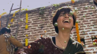 Tanu va Manuning to'yi: Qaytish / Qaysar qizning to'yi 2 Hind kino 2015 Uzbek tilida O'zbekcha tarjima kino Full HD tas-ix skachat skrinshot 1