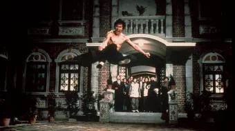 G'azablangan jangchi Bryus Li ishtirokida Uzbek tilida 1972 O'zbekcha tarjima film Full HD skachat skrinshot 3