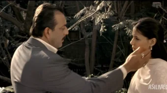 Lokandvaladagi otishma / Oilalarga tegmang Hind kino 2007 Uzbek tilida O'zbekcha tarjima kino Full HD tas-ix skachat skrinshot 3