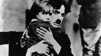 Charli chaplin va kichkintoy Uzbek tilida 1921 O'zbekcha tarjima film Full HD skachat skrinshot 1