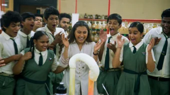 Sinovdagi muallima Hind kino O'zbek tarjima tas-ix skachat skrinshot 2