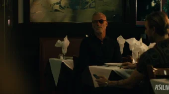 Qaltis xato / Qurollar yuqoriga Premyera 2025 Uzbek tilida O'zbekcha tarjima kino Full HD tas-ix skachat skrinshot 4