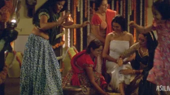 Sevgi muhabbat uchquni / Ayol qasosi 4 / Fohishaning qasosi Hind kino 2006 Uzbek tilida O'zbekcha tarjima kino Full HD tas-ix skachat skrinshot 3