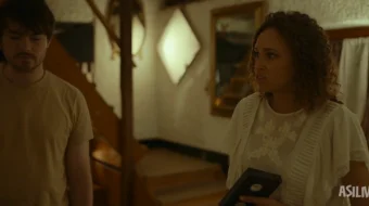 Sizning boshlovchingiz Premyera 2025 Uzbek tilida O'zbekcha tarjima kino Full HD tas-ix skachat skrinshot 3