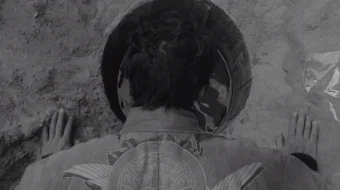 Qumdagi ayol Yaponiya filmi Uzbek tilida 1963 HD O'zbek tarjima skrinshot 2