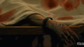 Qaltis xato / Qurollar yuqoriga Premyera 2025 Uzbek tilida O'zbekcha tarjima kino Full HD tas-ix skachat skrinshot 3