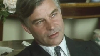 Marpl xonim: Ruhoniy Vikaraj uyidagi qotillik Uzbek tilida 1986 O'zbekcha tarjima kino HD skrinshot 3