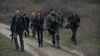 Qonli Tong / Qizil shafaq / Tutqich bermaslar Uzbek tilida 2012 O'zbekcha tarjima kino HD skrinshot 4