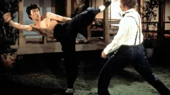 G'azablangan jangchi Bryus Li ishtirokida Uzbek tilida 1972 O'zbekcha tarjima film Full HD skachat skrinshot 2