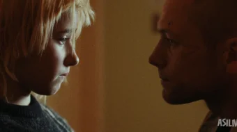 Qurollangan qiz / Drayvdagi bola 2025 Uzbek tilida O'zbekcha tarjima kino Full HD tas-ix skachat skrinshot 2