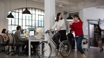 Ish o'rganuvchi Stajyor Uzbek tilida 2015 O'zbekcha tarjima kino HD skrinshot 3