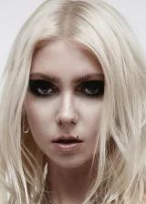 Тейлор Момсен